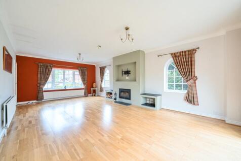 Very spacious living room