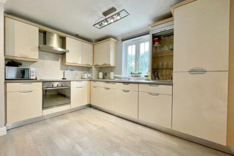 Tenby Grove, Kingsmead photo 3