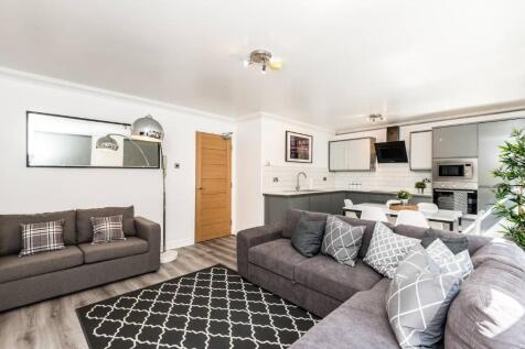 2-bed flat on Wood Street, Available for Academic year 2027/28, £1,300/mo