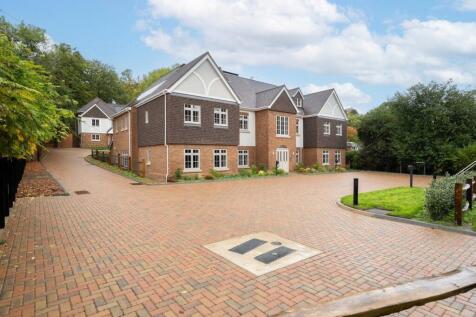 2-bed flat on Welcomes Road, Kenley, Surrey, CR8, £2,250/mo