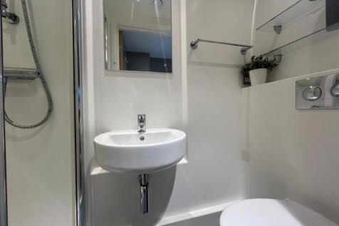 114 Mel shower room. .jpg