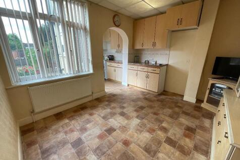 KITCHEN 12' x 9'9>7'8 x 5'9