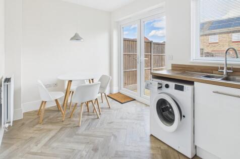 CAM02519G0-PR0335-STILL013