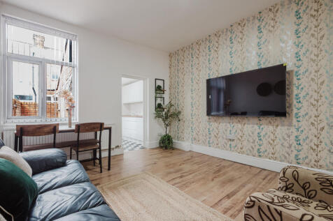 4 bed end-terrace house to rent Arnside Street, M