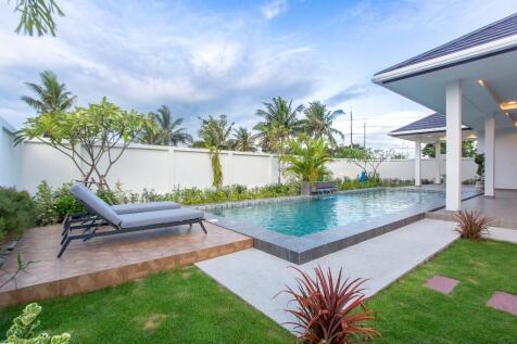 Landscaped Pool Gard