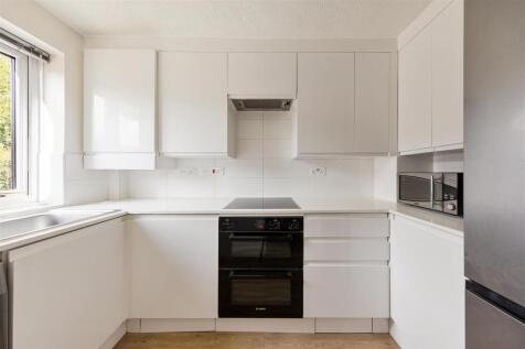 Grove End, E18