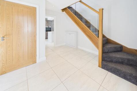 Light &amp; Spacious Hallway