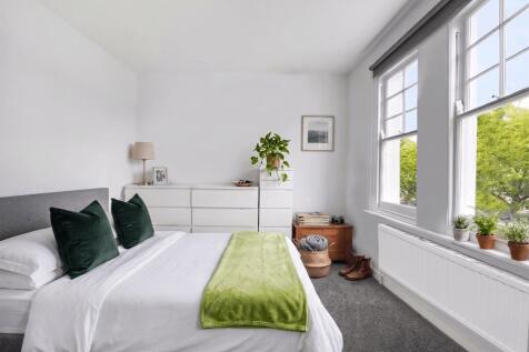 Sophisticated, Two Bedroom 1st Floor Apartment wi
