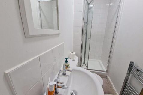 A clean and neatly maintained bathroom featurin...