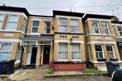 Three bedroom mid-terrace house - For sale by auc