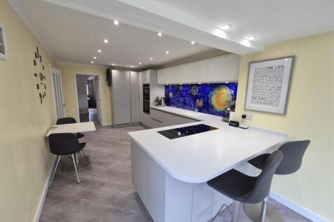 Kitchen Breakfast Bar.jpg