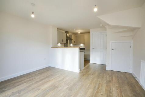 4 bedroom Semi Detached House in White Lias Way, Lighthorne  photo 4