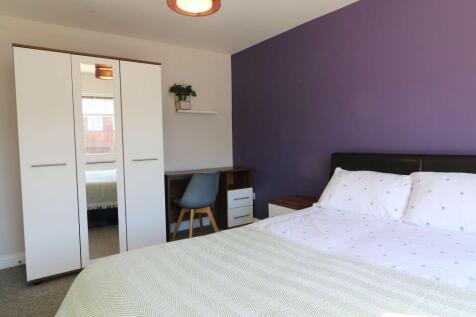 56 Hill View Crescent Room 4 1.JPG