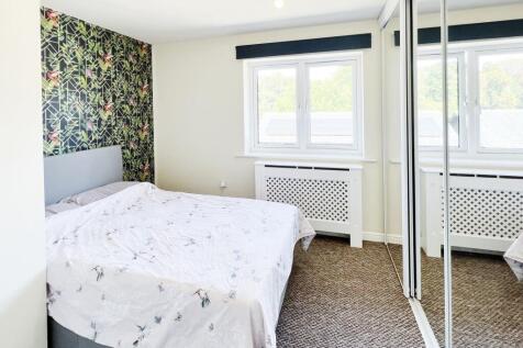 Bright, well-presented bedroom with a double be...