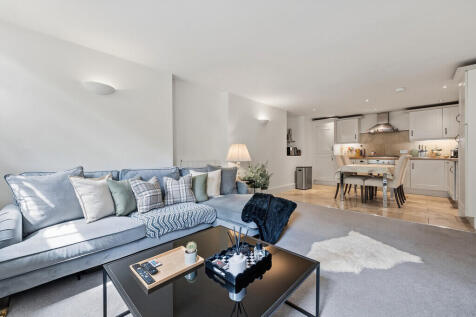Lounge to Kitchen