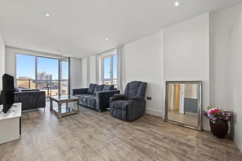 3-bed flat on Talisker House, Hoopers Mews, London, £2,700/mo