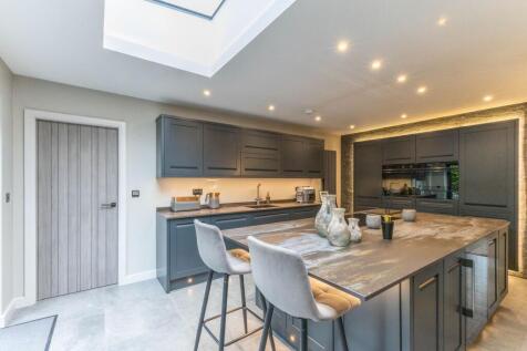 KITCHEN / DINING AREA