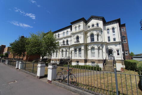 1-bed flat on Flat 3 Venetian Villas, 36-42 Hathersage Road, Manchester, £900/mo