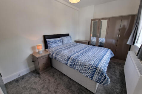 1-bed house on 64 London Road, Cosham,, Portsmouth, Hampshire, PO6, £725/mo