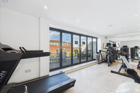 CAM03218G0-PR0660-STILL009