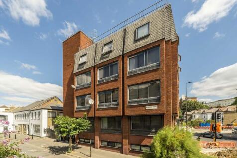 2-bed flat on Brixton Hill, Clapham, £2,100/mo