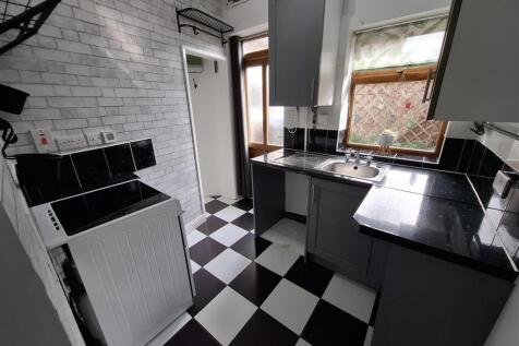 14 Weston Street, Leek photo 4