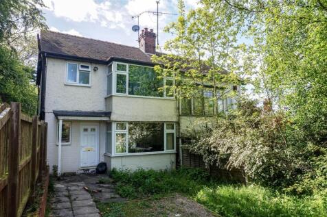 3-bed flat on Shire Oak Road, Leeds, £1,209/mo
