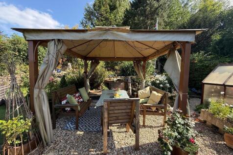 Pretty gazebo, ideal in sunshine or rain