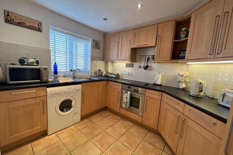 Fitted kitchen with white goods