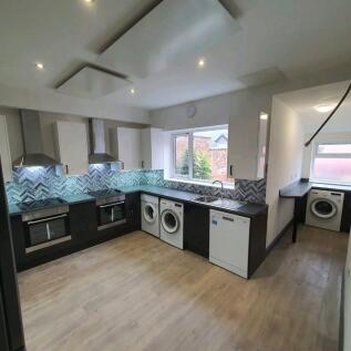 Kitchen 2.jpeg