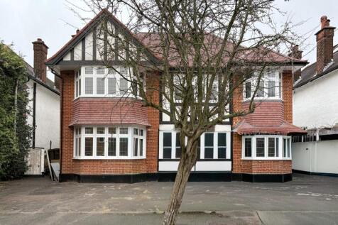 Attractive semi-detached house with classic bay...
