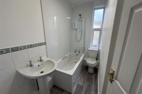 17a C Bathroom.jpg