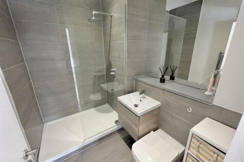 En Suite Shower Room Bedroom 1