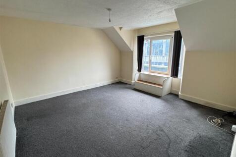 Flat 3, 32a Cliff Road Lounge