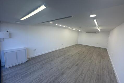 Retail Property (out of town) to rent Image 4