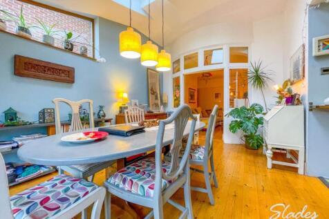 25 pine avenue dinin