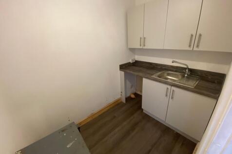 Retail Property (high street) to rent Image 3