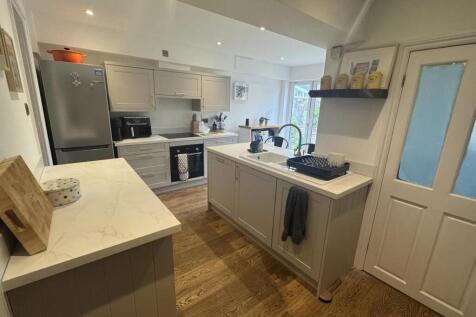 Kitchen with integrated appliances