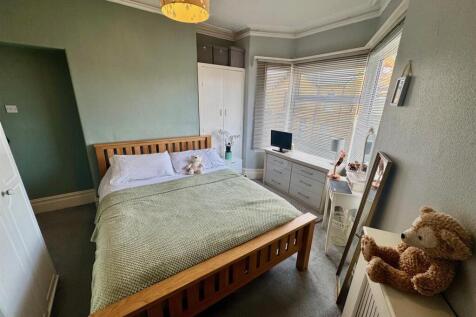 Bedroom 1b.jpg