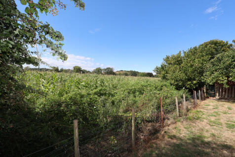 Arable farmland to rear
