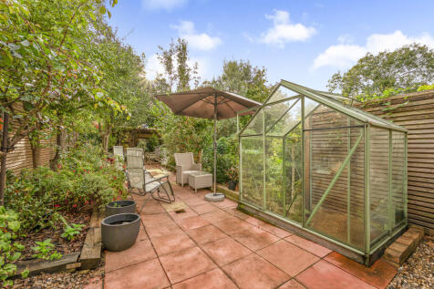 3 bed, 2 bath Terraced in London - Photo 4