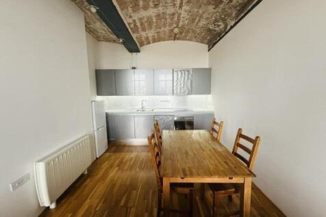 OPEN PLAN LOUNGE-DINING