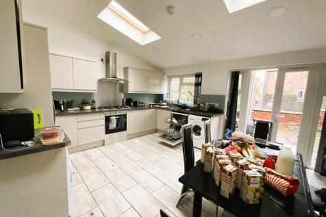 6-bed semi-detached on Harlaxton Drive, Nottingham, Nottinghamshire, NG7, £3,770/mo