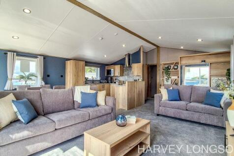 Light and spacious lounge with freestanding sofas 