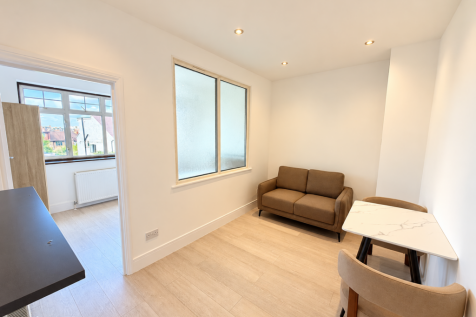 Flat C, Cairnfield Avenue, Brent, London photo 3