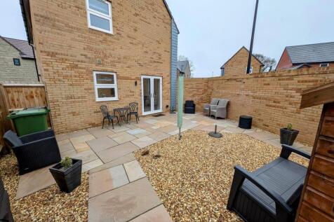 15 Cross Man Way rear garden 2.jpg