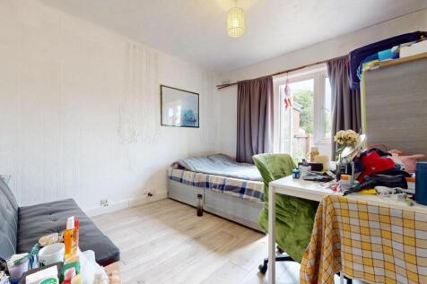 Bright, simply furnished double bedroom with a ...
