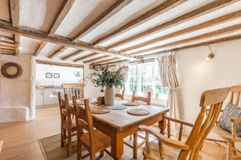 White Cottage Hou...