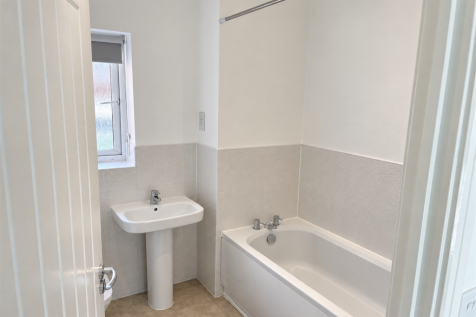 3 bedroom Semi Detached House in Crankwood Road, Leigh photo 4