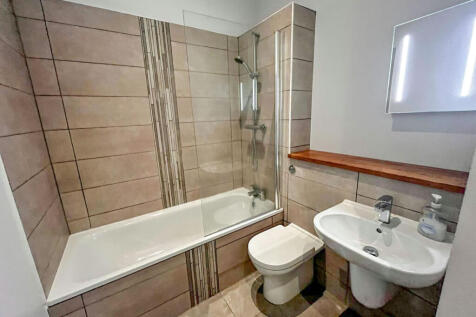 QueenbrewerypicsBATHROOM.jpg
